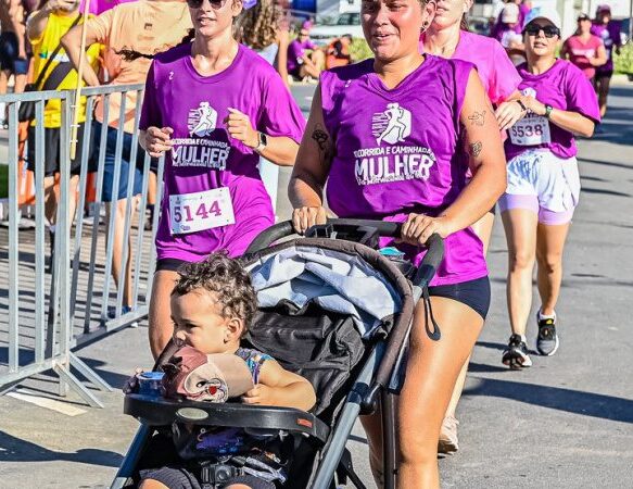 Corrida da Mulher reúne mais de 1 mil atletas na orla de Camburi