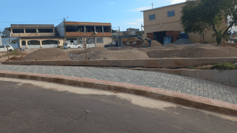 Praça de Santa Bárbara segue com obras em ritmo acelerado