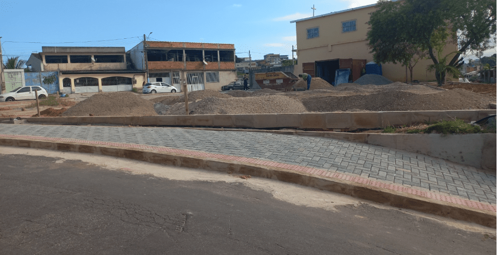 Praça de Santa Bárbara segue com obras em ritmo acelerado