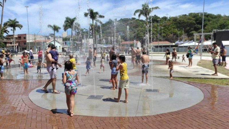 Parque da Prainha ganha destaque com sua Fonte de Água Interativa, cativando visitantes