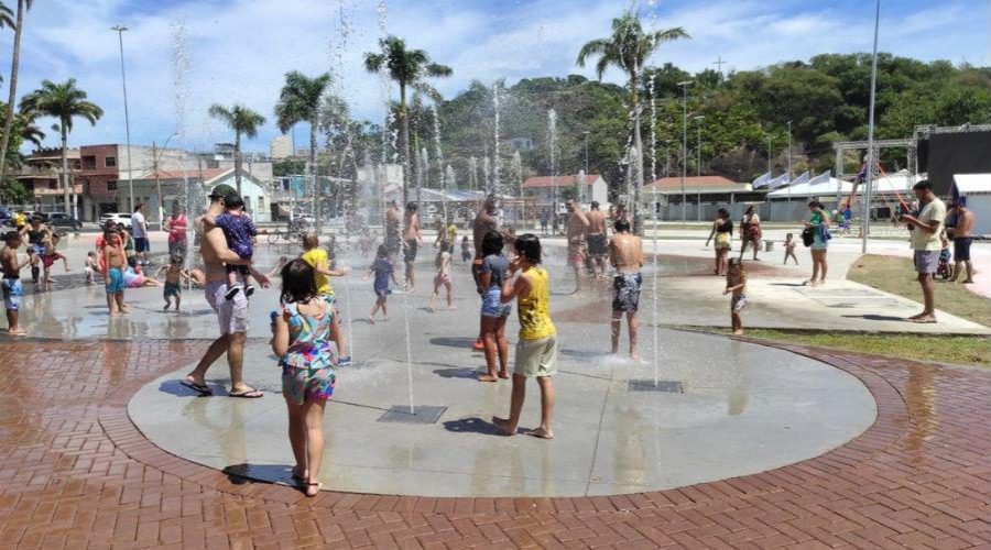 Parque da Prainha ganha destaque com sua Fonte de Água Interativa, cativando visitantes