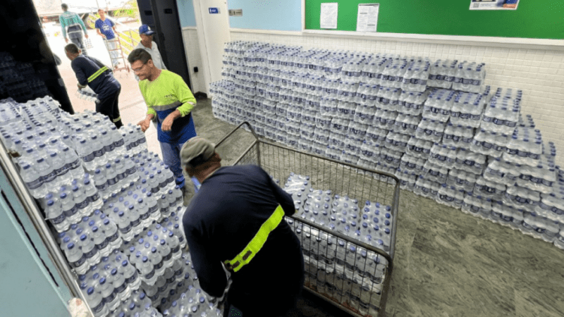 Solidariedade: Prefeitura de Cariacica envia doações de água mineral para o Sul do Estado