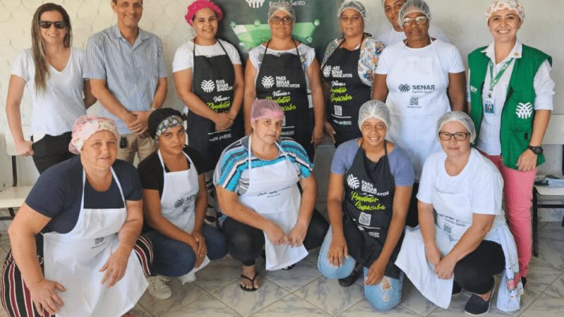 Produtoras rurais colocam as mãos na massa em treinamento de produção de bolo confeitado