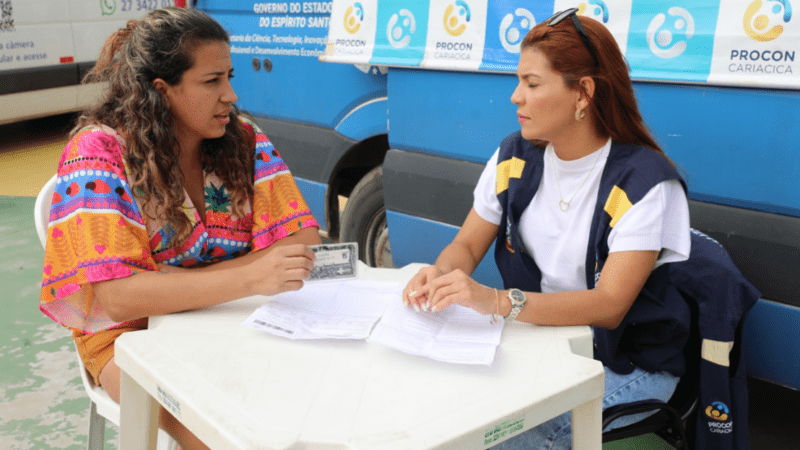 Unidade móvel do Procon de Cariacica atende queixas de consumidores em praça no bairro Bandeirantes