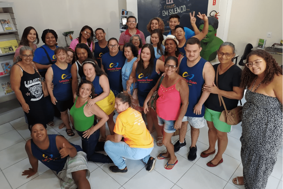 Biblioteca Pública Municipal recebe visita de crianças e adolescentes do Cariacica Down