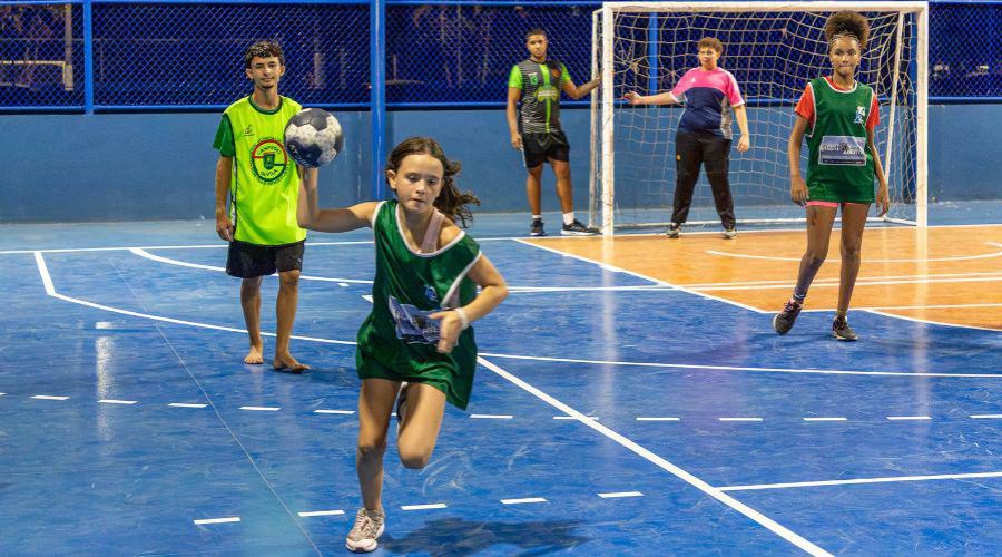 ​Vagas em aulas gratuitas de handebol para jovens e crianças