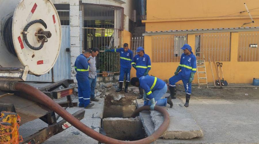 Prefeitura faz serviço contínuo de desobstrução de galeria e de rede de manilha