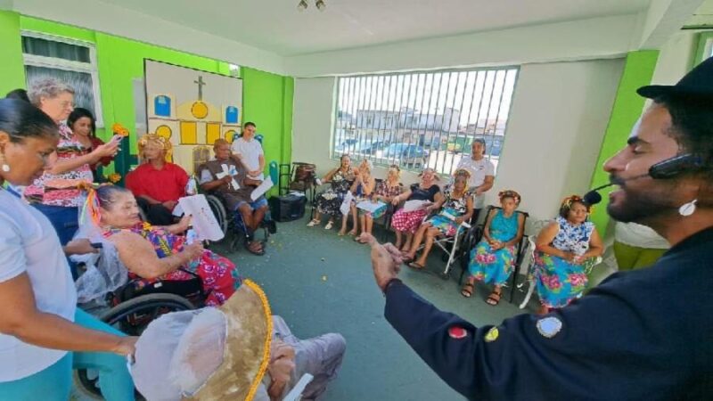 Idosos do Centro Dia encantam famílias com apresentação de teatro