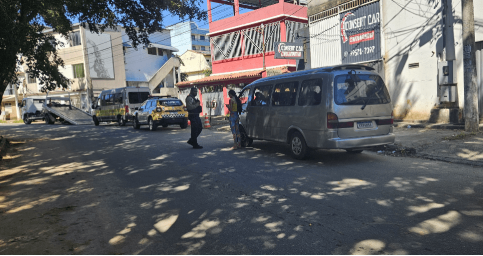 Gerência de Trânsito faz fiscalização em transporte escolar em São Geraldo