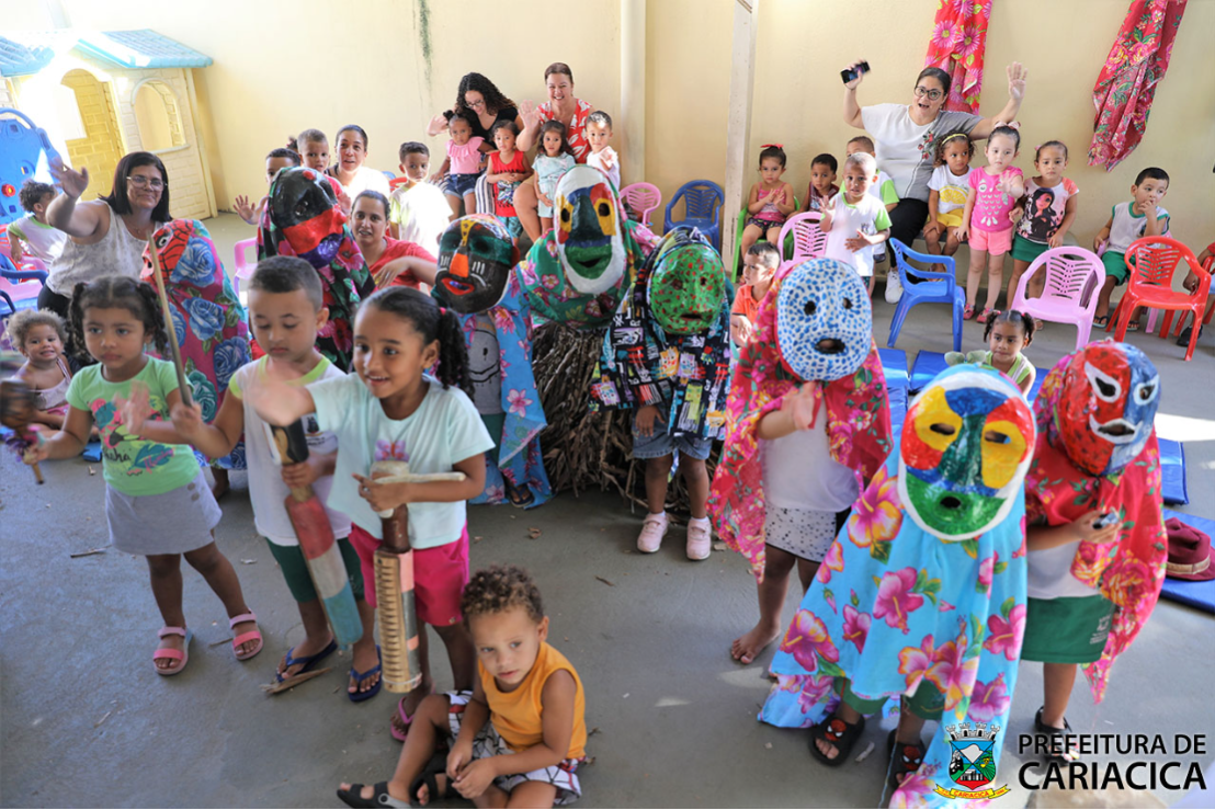 João Bananeira monta banda de congo mirim com as crianças no CMEI Alzira Maria de Jesus, em Aparecida