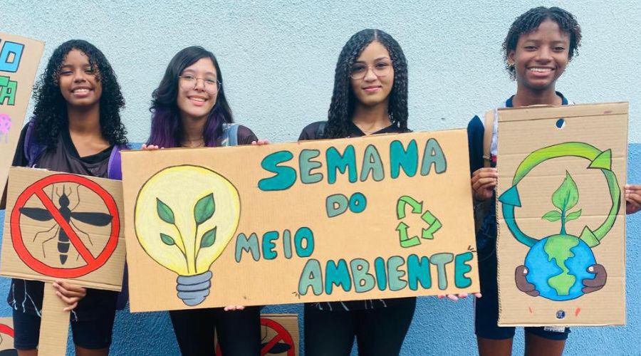 Alunos fazem caminhada para promover a consciência ambiental sexta-feira em Paul