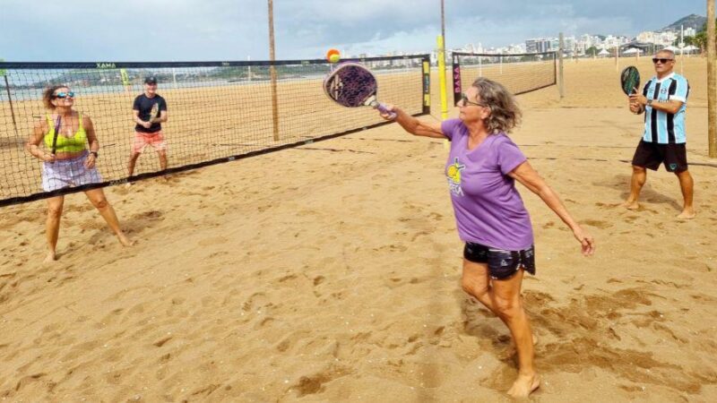 ​Torneio de beach tennis reúne atletas com mais de 60 anos na Praia de Itaparica