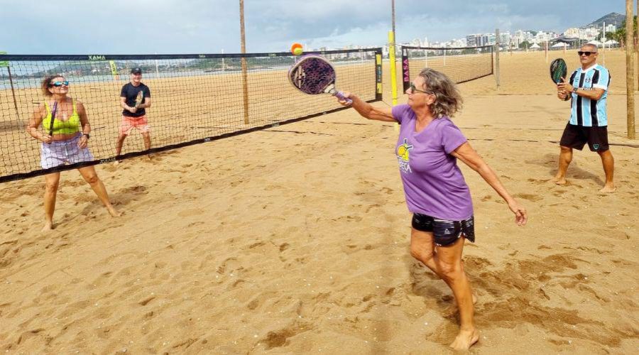 ​Torneio de beach tennis reúne atletas com mais de 60 anos na Praia de Itaparica