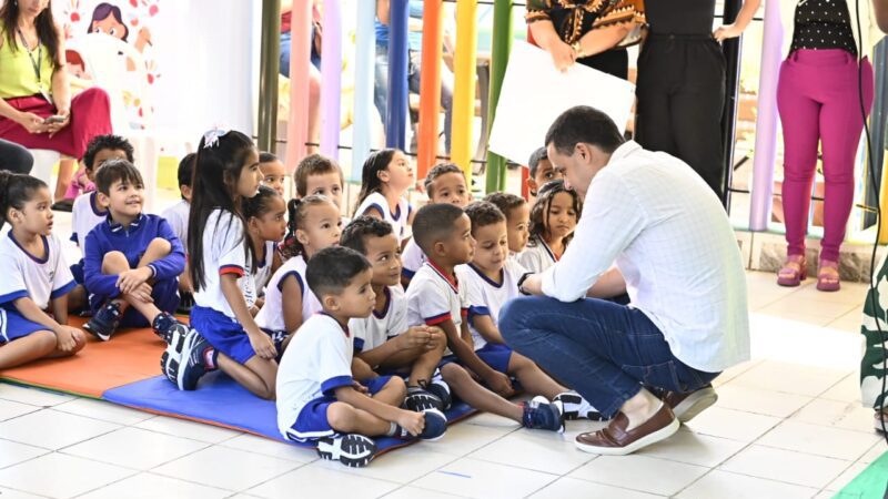 Pazolini entrega novos tênis para crianças de CMEI do Bairro Grande Vitória