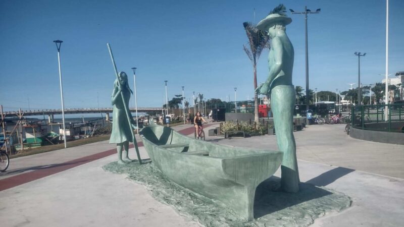 Praça de Nova Almeida, na Serra, ganha escultura de Tião Fonseca sobre pesca ribeirinha