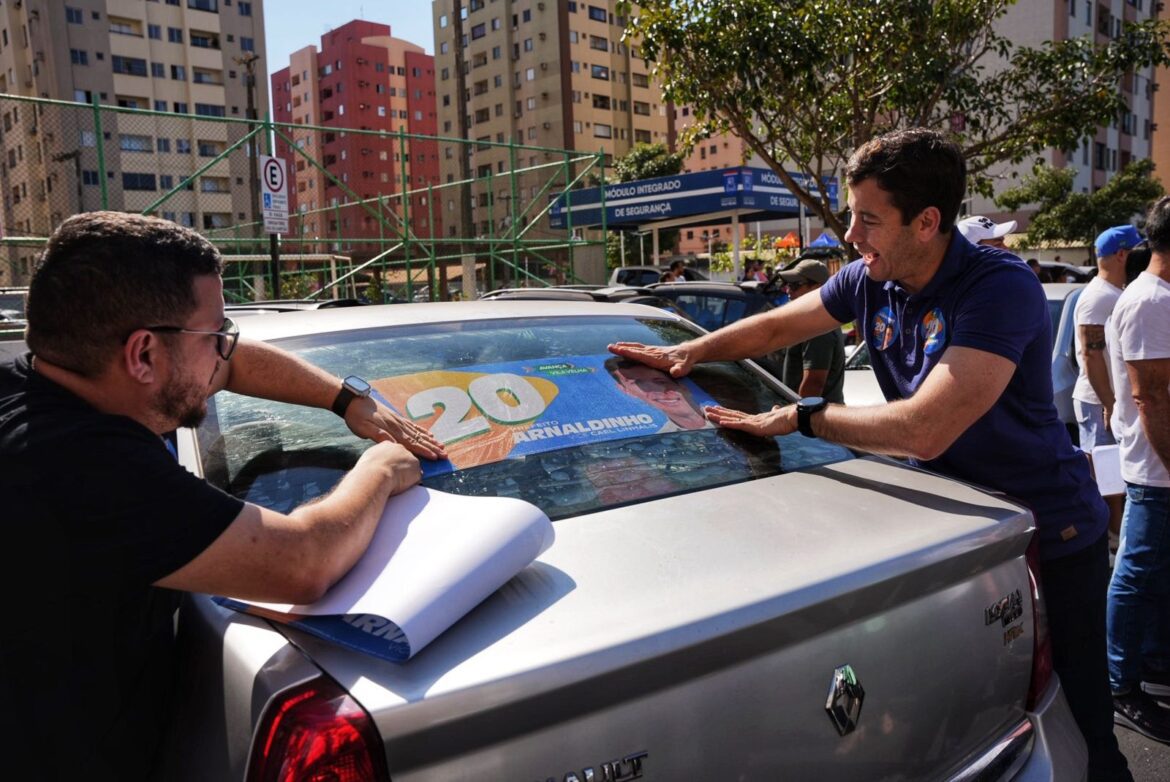 Adesivaço Arnaldinho 20 contagia eleitores em Vila Velha