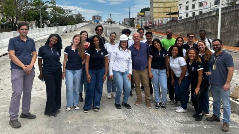 Estudantes do Ifes Vitória realizam visita às obras do viaduto da Avenida Mário Gurgel