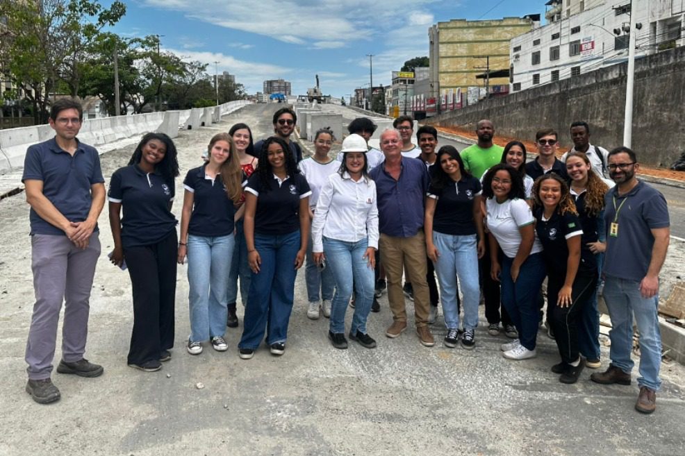 Estudantes do Ifes Vitória realizam visita às obras do viaduto da Avenida Mário Gurgel