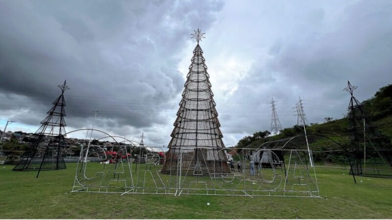 Cariacica celebra o Natal com árvore gigante, casa do papai noel e roda-gigante