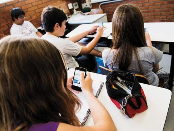 Cariacica promove uso consciente de celulares com novas regras nas escolas