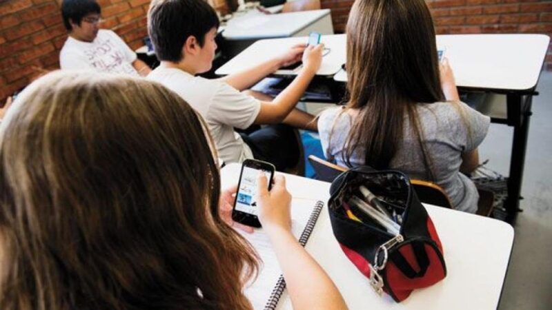 Cariacica promove uso consciente de celulares com novas regras nas escolas