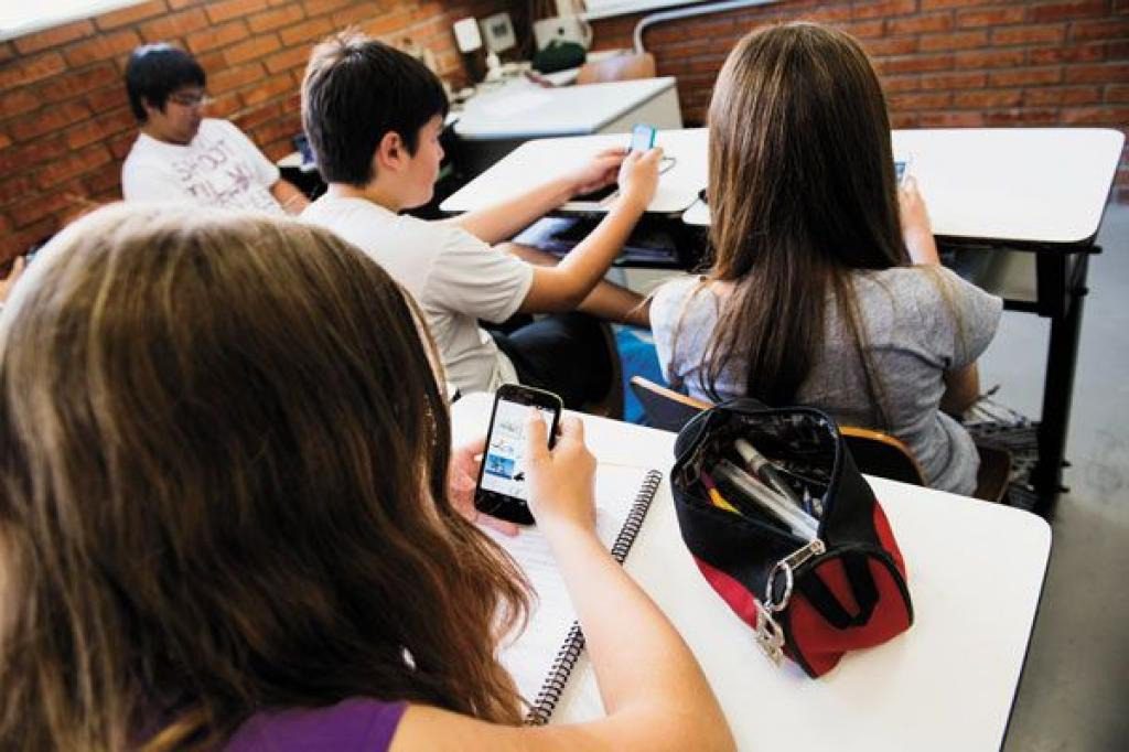 Cariacica promove uso consciente de celulares com novas regras nas escolas