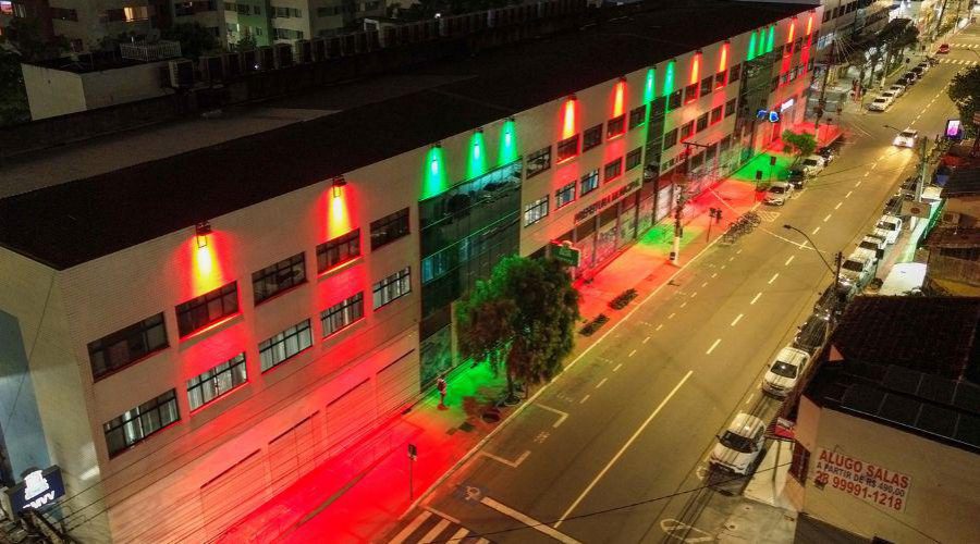 Prefeitura de Vila Velha brilha com luzes natalinas em decoração especial